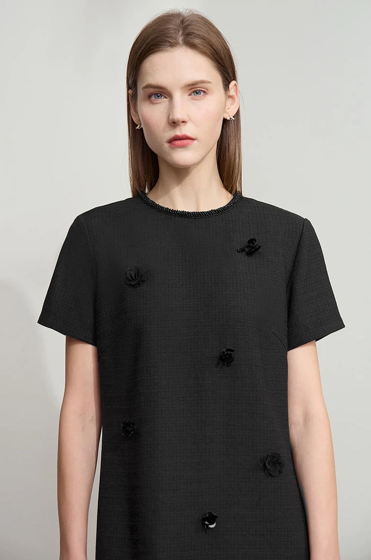 Robe Perlée à Fleurs – Élégance Minimaliste