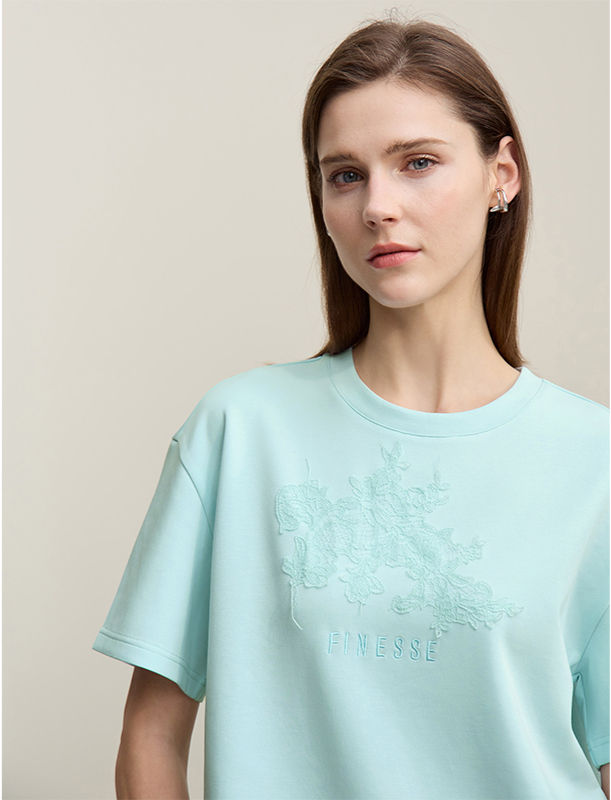 T-shirt Femme à Broderie Dentelle – Élégance Minimaliste