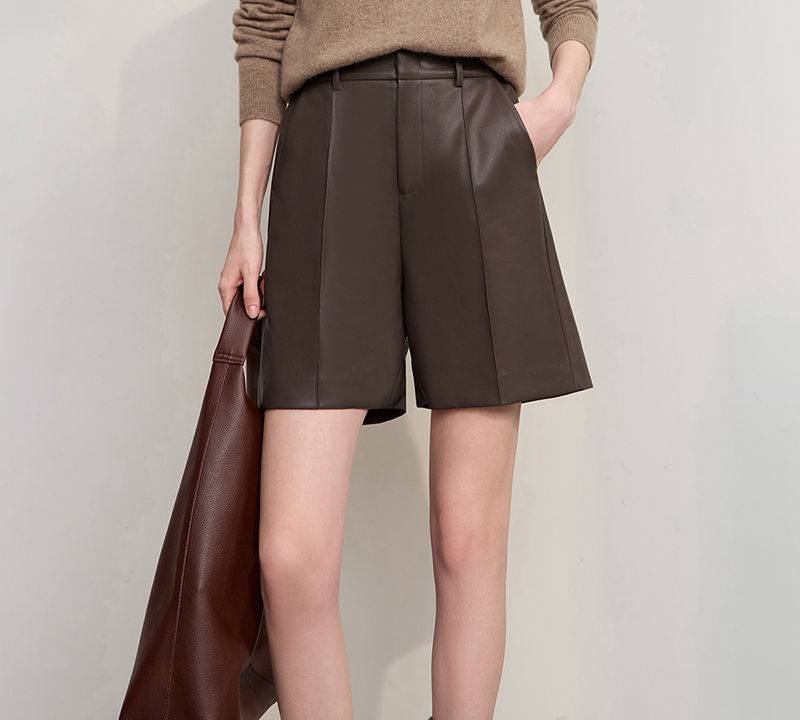 Short Minimaliste en Cuir – Élégance Moderne