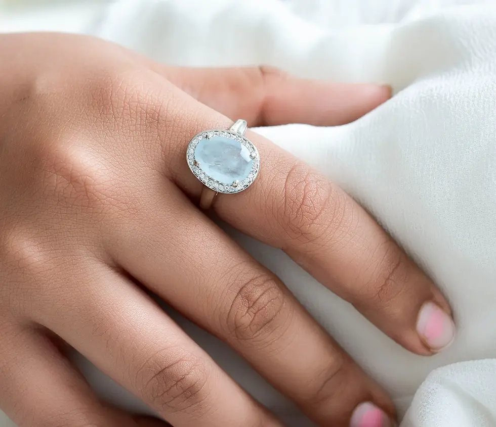 Discover this oval aquamarine ring in 925 sterling silver, surrounded by sparkling American diamonds in a timeless halo setti