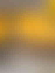 Ein köstlicher veganer No-Bake-Cheesecake mit Lemon Curd, dekoriert mit Basilikumblättern auf einem knusprigen Dattel-Mandel-Cashew-Boden. Erfrischend und verlockend.