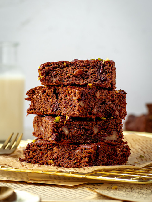 Ein köstlicher Teller mit veganen, glutenfreien Schokoladen-Brownies, garniert mit einer großzügigen Portion Mandelmus und knusprigen Walnusskernen. Dieses gesunde und dennoch schmackhafte Dessert ist eine Versuchung für die Sinne und eine Freude für den Gaumen. Probieren Sie dieses Rezept noch heute aus und verwöhnen Sie sich mit einem Stück himmlischer Schokoladenfreude.