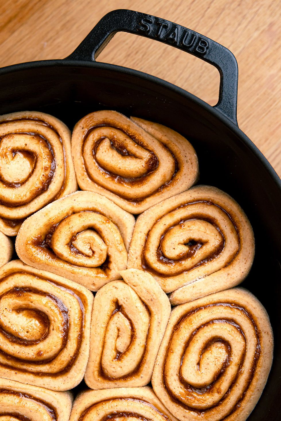 Ungebackene Zimtschnecken in einer schwarzen Gusseisenpfanne von Staub – Einfache und fluffige Zimtschnecken mit Zimtfüllung, perfekt für gemütliche Backmomente und leckere Desserts.