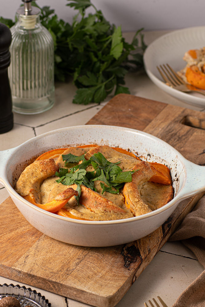 veganer Kürbis-, Süßkartoffelauflauf mit cremiger Sauce