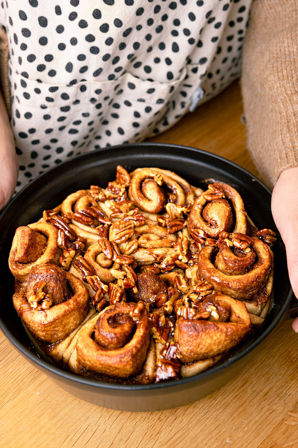 Frisch gebackene Zimtschnecken mit karamellisierten Pekannüssen in einer runden Backform – Perfektes Rezept für saftige Zimtschnecken mit knusprigen Pekannüssen, ideal für Frühstück oder Brunch.