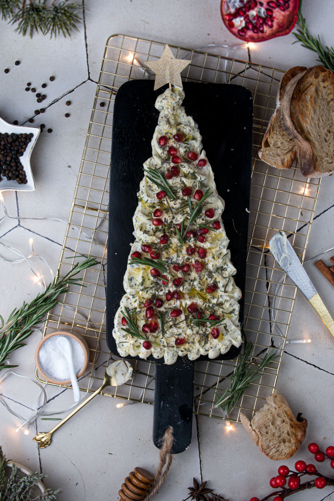 Vegan Christmas Butter Board mit weihnachtlicher dekoration