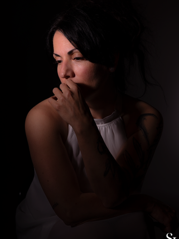 Portrait signature artiste peintre low key underlighting robe blanche fond noir studio, Chablais Valais