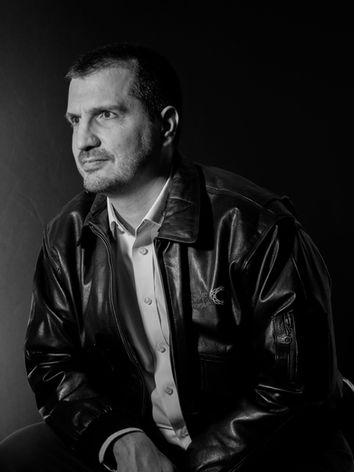 Portrait corporate entrepreneur visualisation virtuelle 3D noir et blanc veste cuir, studio photo Chablais