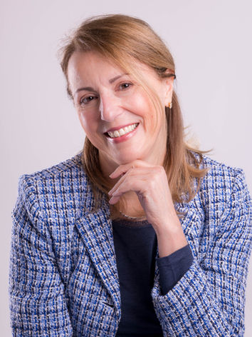 Portrait corporate femme responsable pharmacie veste à carreaux, photographie professionnelle studio Vouvry Valais