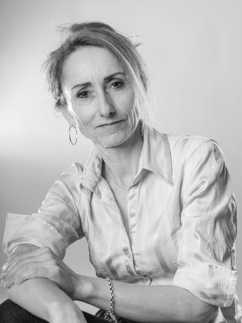 Portrait corporate femme assistante administration chemise blanche noir et blanc, studio photo Chablais