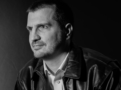 Portrait corporate entrepreneur studio noir et blanc — photographe entreprise Suisse romande Jié SJ Art Visuel