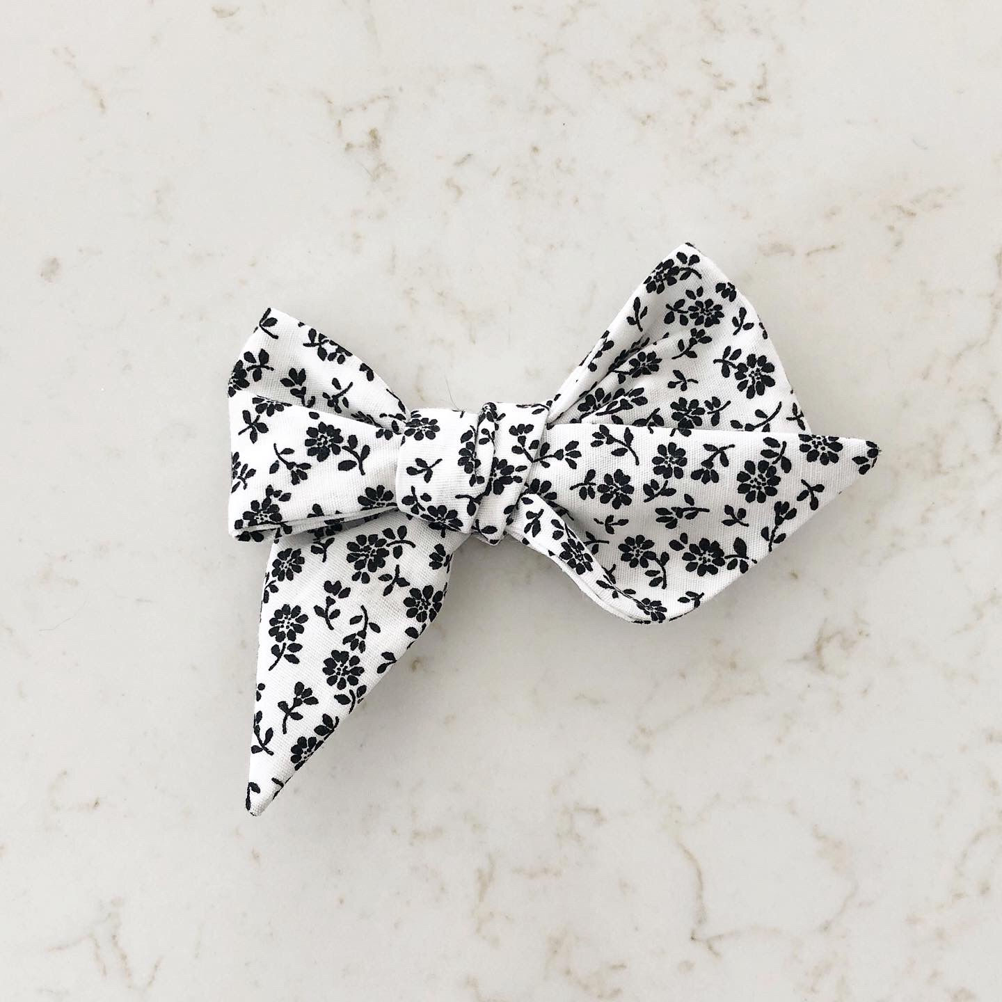 BOUCLE OVERSIZE - BLANC FLEURS NOIRES