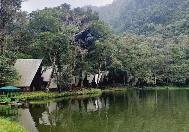 telaga warna wisata hits di bogor