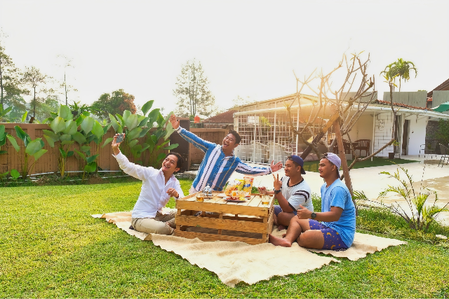8 Tempat Piknik di Bogor Bareng Keluarga atau Pasangan, Estetik dan Fasilitas Lengkap — inspirasi dari Villa Bango di Cilember, Puncak