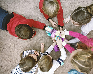 Draufsicht der Kinder spielen
