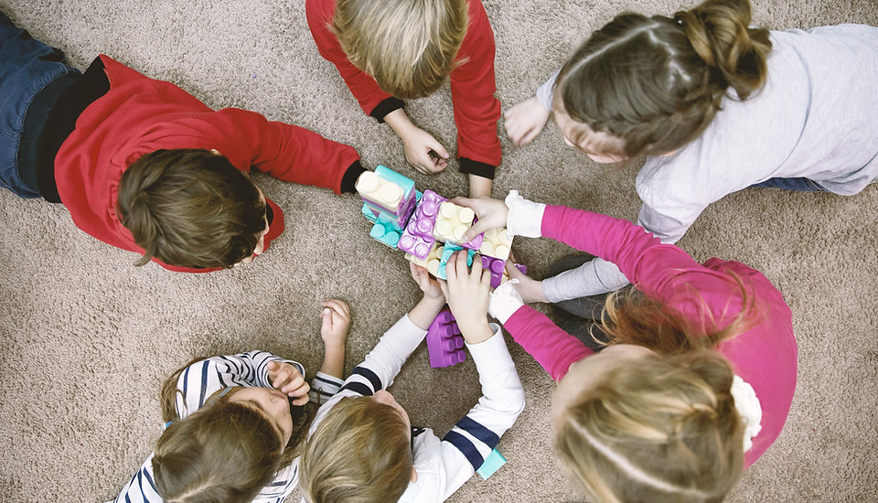 Kinder spielen Duplo