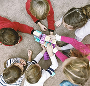 Kinder spielen Duplo