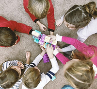 Bovenaanzicht van spelende kinderen
