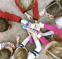 Kinder spielen Duplo
