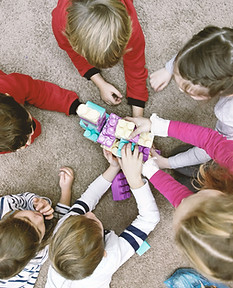 Kinder spielen Duplo