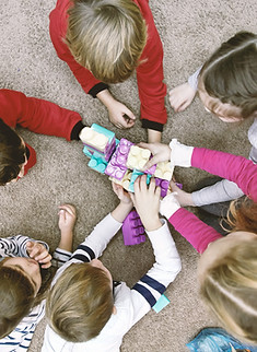 Kinder spielen Duplo