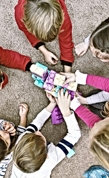 Kinder spielen Duplo