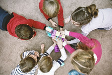 Kinder spielen Duplo