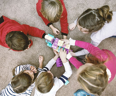Kinder spielen Duplo