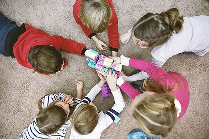 Bovenaanzicht van spelende kinderen