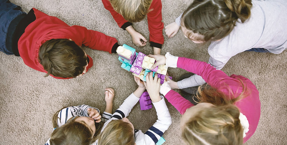 Bovenaanzicht van spelende kinderen