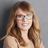 Mulher alegre com óculos