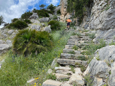 Escaliers Arabes, ou Escalera Árabe, à El Chorro, Andalousie, en Espagne. On y voit les marches et quelqu'un monter pour échelle.