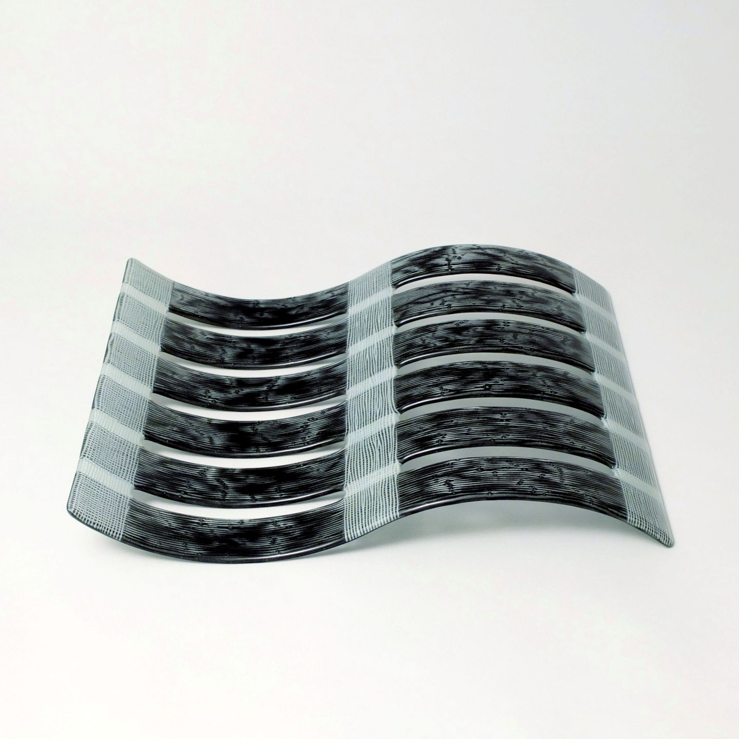 Ulrike Umlauf-Orrom
Glas-Wellenobjekt
2010
Fusingtechnik, mit Emaille eingefärbtes Klarglas, Intarsienarbeit