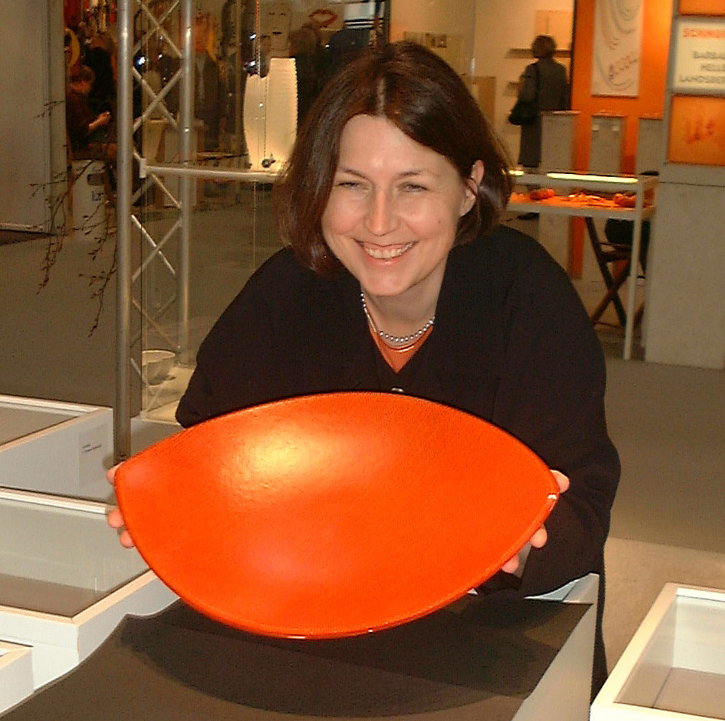 Ulrike Umlauf-Orrom
Glasschale
2001
Fusingtechnik, mit Emaille eingefärbtes Klarglas, Rand poliert
h 8 b 46 t 37
Bayerischer Staatspreis 2001
Sammlung: Museum für Modernes Glas Öhringen, Deutschland