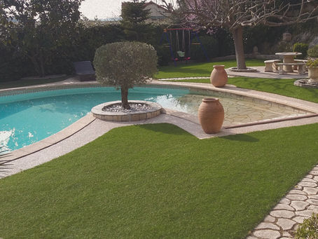 Photo d'une piscine avec gazon synthétique