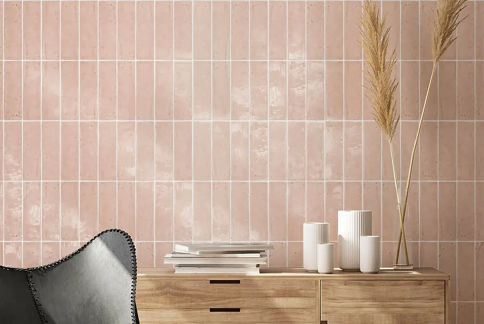 Petits carreaux zellige rose pale sur mur décoratif