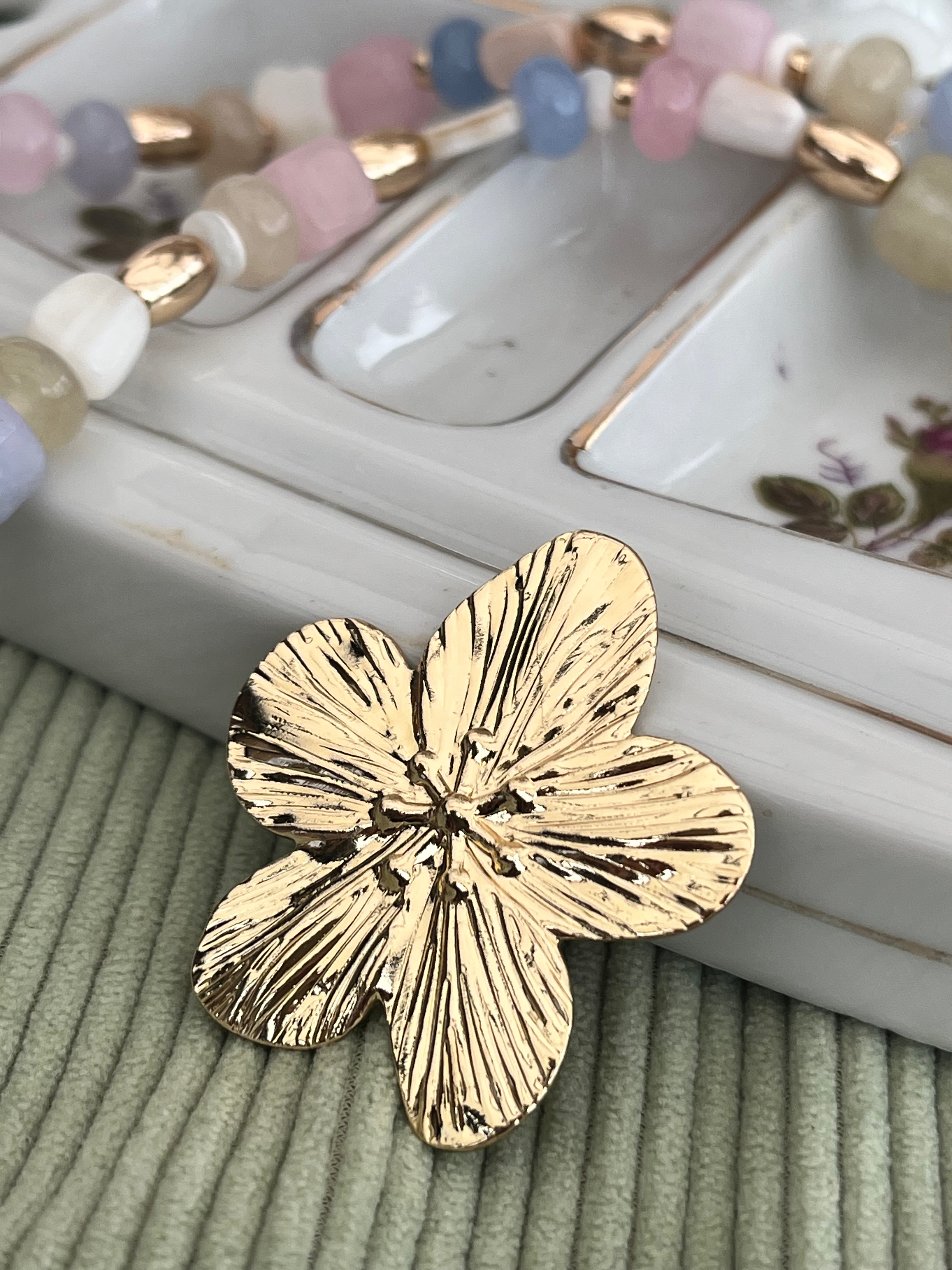 Broche Camélia – Doré, Acier Inoxydable