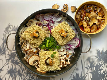 פסטה אסייאתית בסיר אחד עם המון פטריות