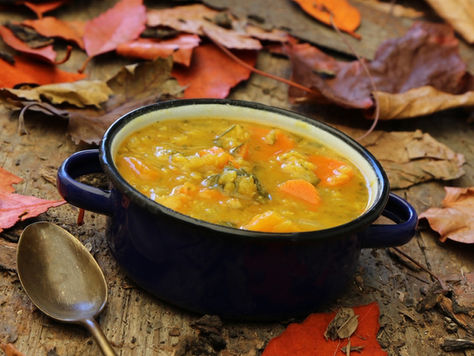 מרק עדשים כתומות וירקות