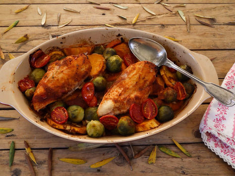 חזות עוף בתנור על מצע בטטות וכרוב ניצנים