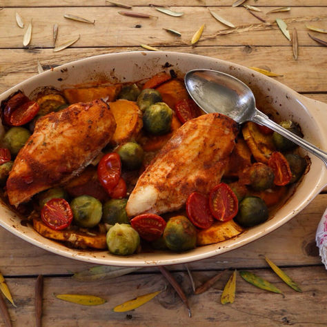 חזות עוף בתנור על מצע בטטות וכרוב ניצנים