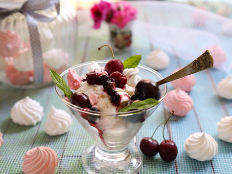 קינוח מרנג – גלידה בקישוט פירות יער - קינוח בריא וטעים צונן וכייפי לחודשי הקיץ