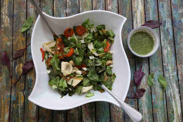 סלט פסטה וירקות ברוטב בזיל