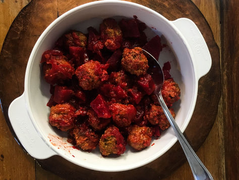 קציצות עוף וקינואה ברוטב סלק