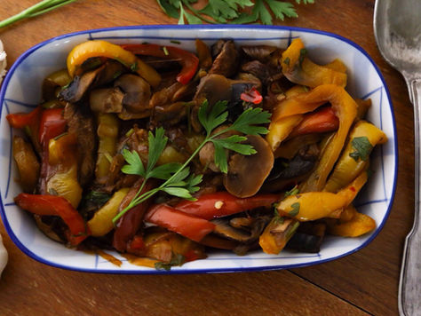 פלפלים מוקפצים עם פטריות