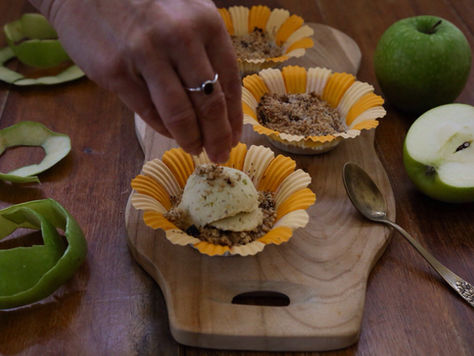 קראמבל תפוחים - גלידת פיסטוק