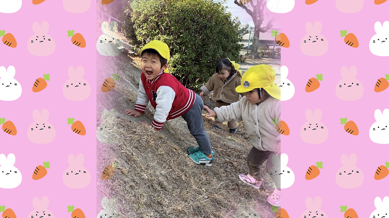 土手をのぼるこどもたち