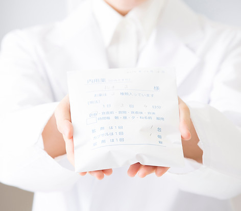 調剤したお薬を渡している