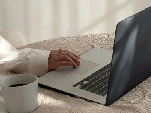 MacBook, çalışan bir kadın ve kahve