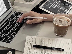 MacBook, çalışan bir kadın, kahve, defter, kalem, tablet